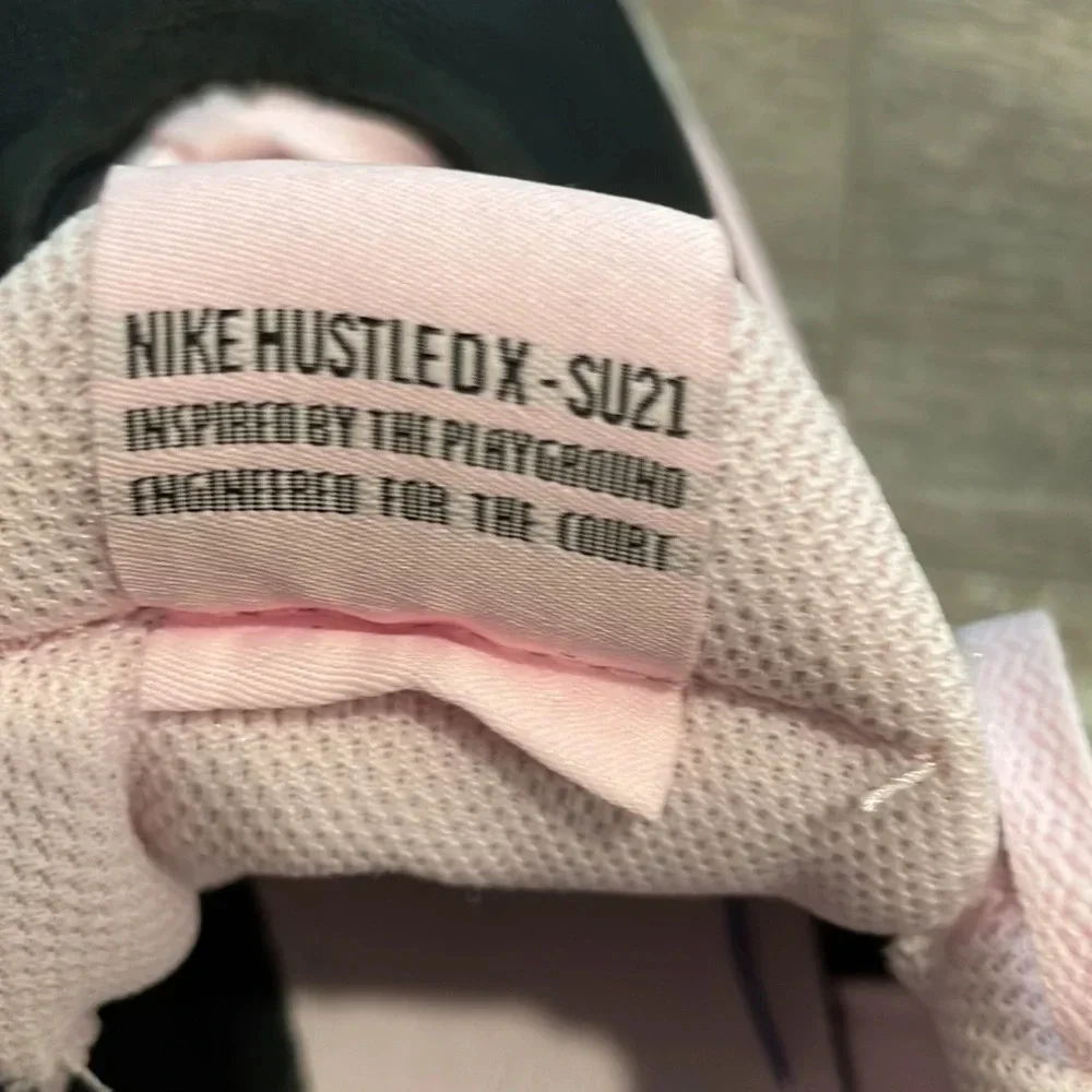 NIKE Team Hustle D10 Sneakers NEW